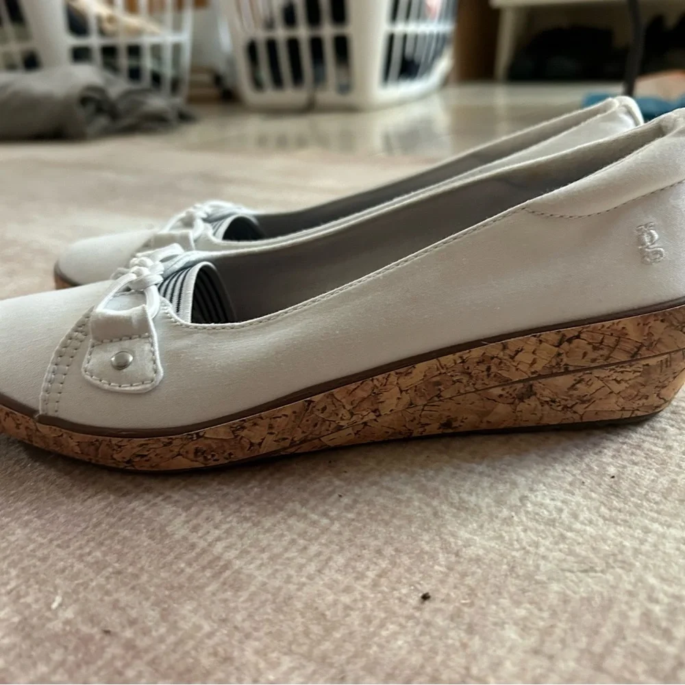 Grasshoppers White Flats with‎ Decorative Bows 6.5